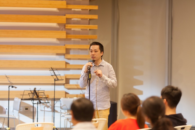 香港青年作曲家伍華晞現場為觀眾介紹新作《組曲》的創作意念及靈感